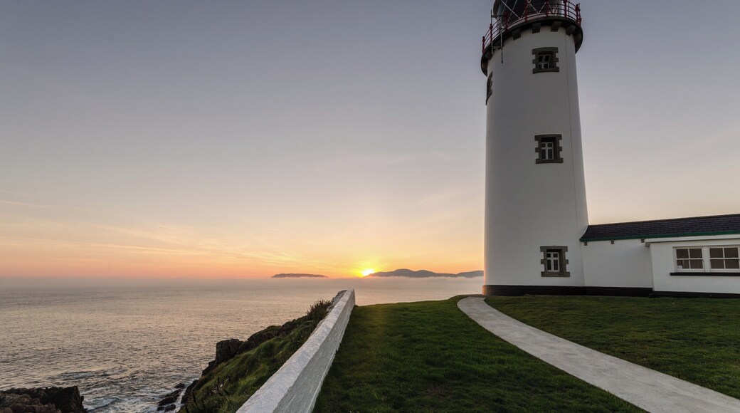 #BvSIreland
Fanad Head lighthouse at sunrise after a 3 hour drive to get here on time. A sea mist rising and some light cloud on the horizon made for great conditions.