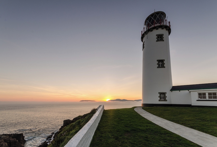 #BvSIreland
Fanad Head lighthouse at sunrise after a 3 hour drive to get here on time. A sea mist rising and some light cloud on the horizon made for great conditions.