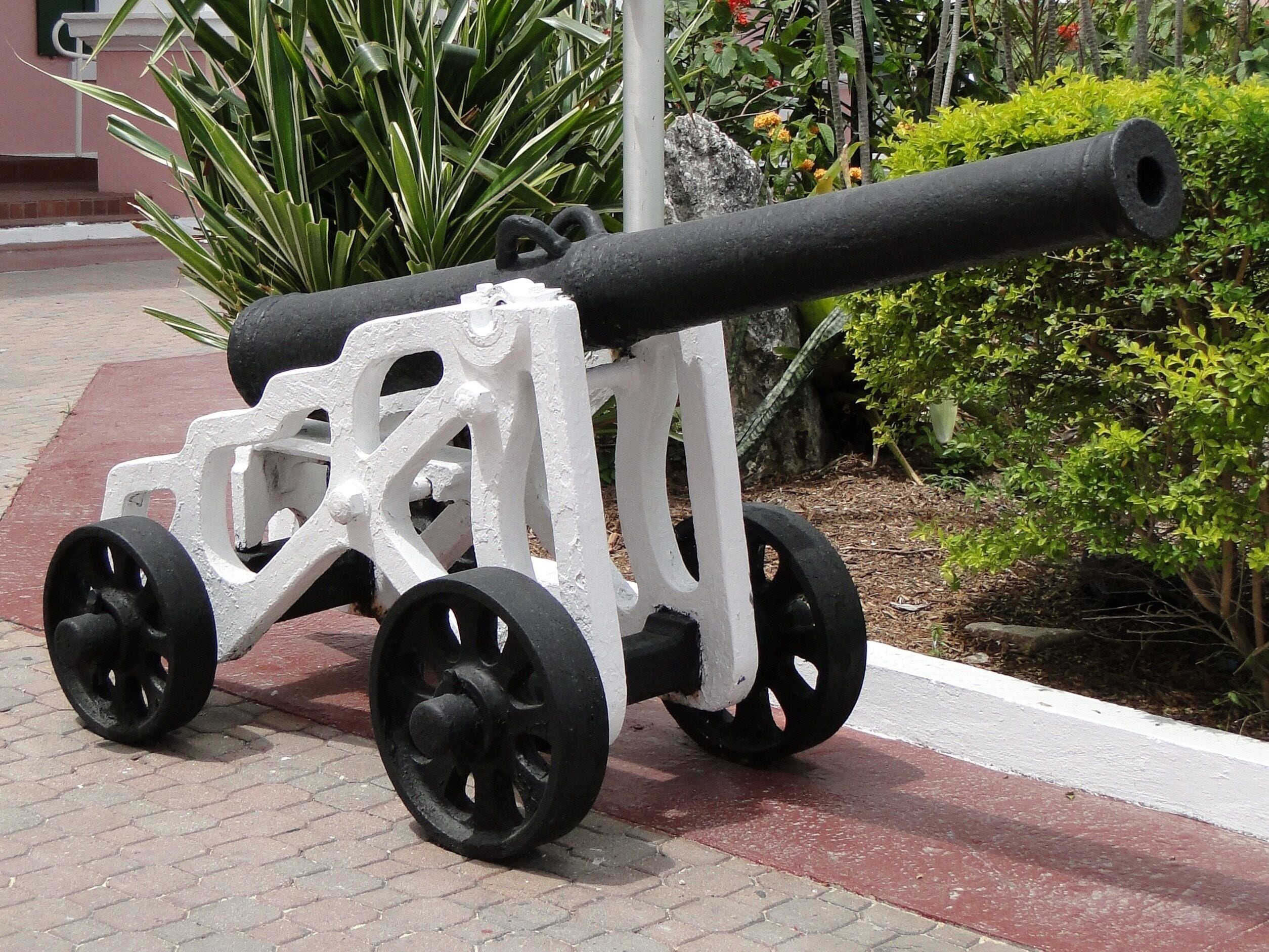 #Bahamas #Nassau #NewProvidence
For an attentive person, a leisurely stroll through the city of Nassau allows you to discover some interesting details and some fine examples of British colonial architecture with its pastel colors.
Para uma pessoa atenta, um passeio sem compromisso pela cidade de Nassau, permite descobrir alguns detalhes interessantes e alguns belos exemplares da arquitetura colonial britânica com seus tons pastel.