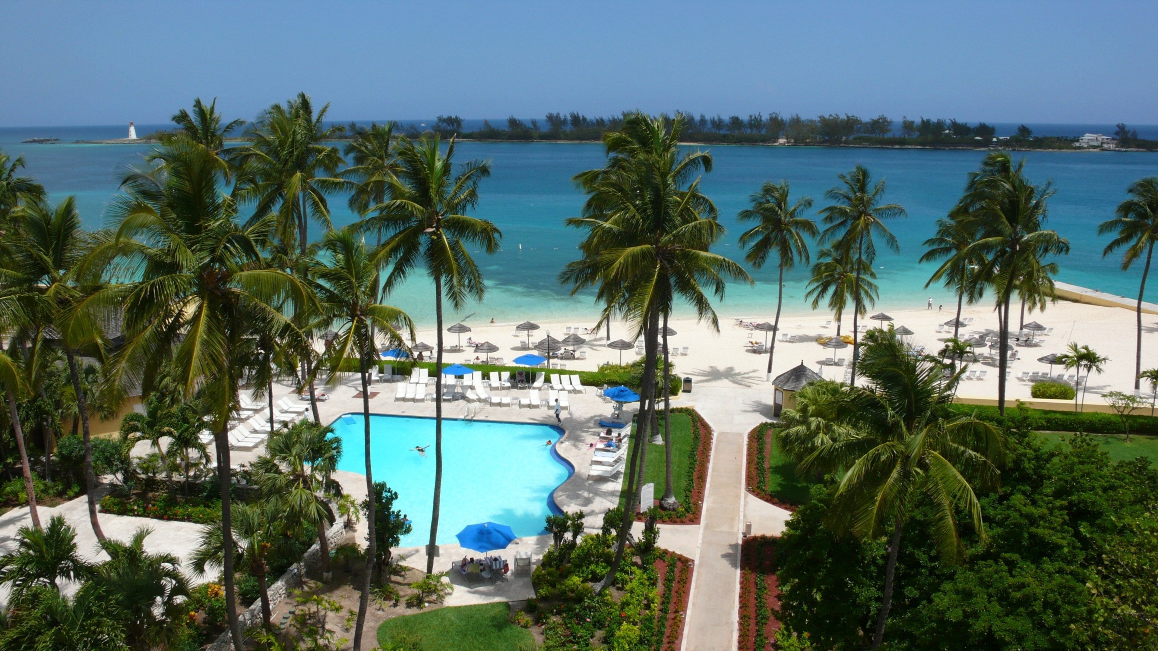 Nassau showing swimming, a luxury hotel or resort and tropical scenes