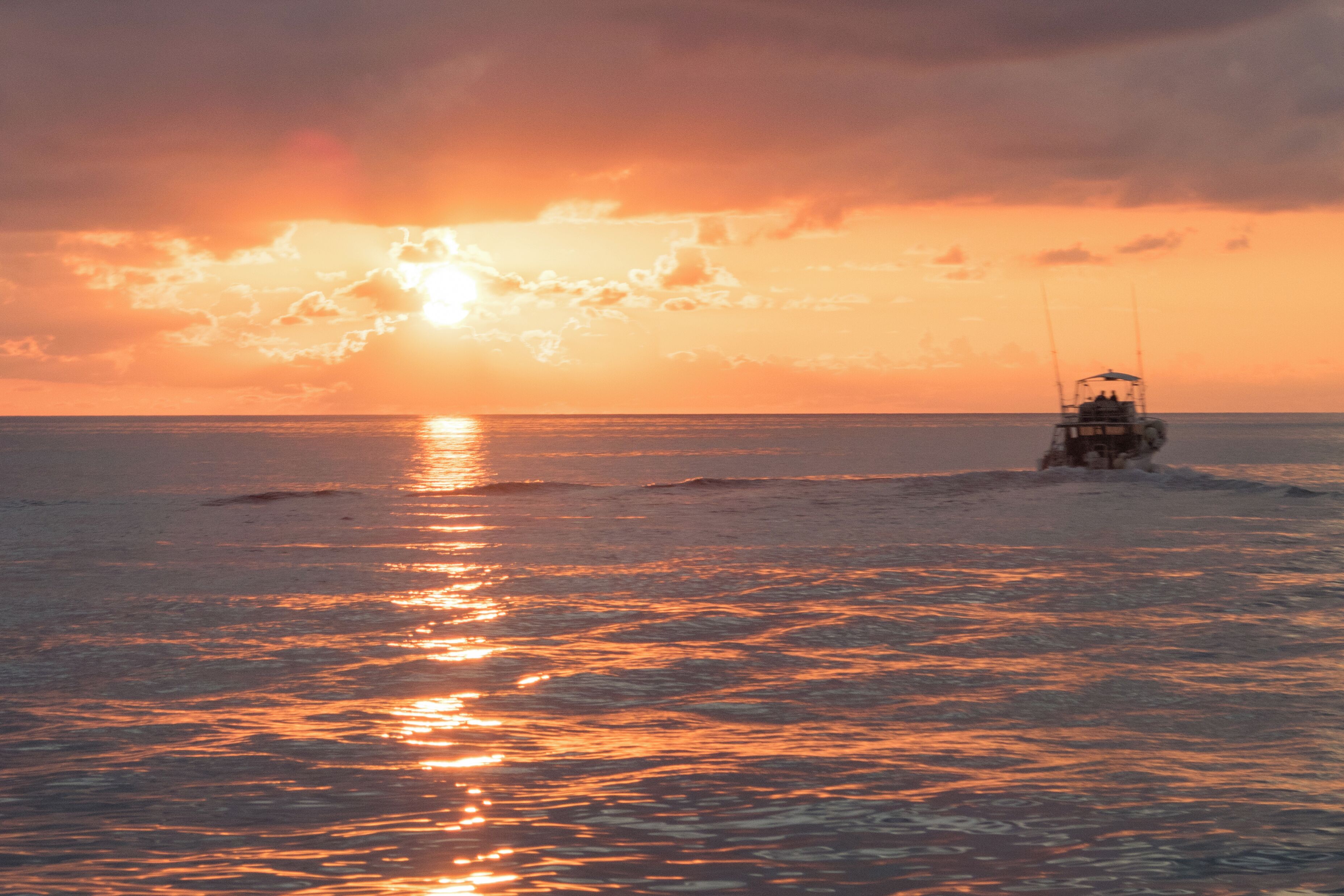 On a sunset cruise from Seven Mile Beach 

#sunset
#boattrip