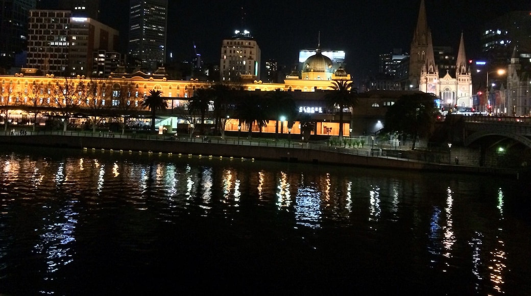 "My Melbourne"
It's Winter here and I love Melbourne!
I took this photograph this evening from Southbank, looking across the Yarra River.
On the right is Saint Paul's Cathedral and then the dome / rectangular building of Flinders Street Station.
When one comes to #Melbourne, be sure to meander along the Yarra River promenades, a delight beholds in all four seasons!
#iPhoneonly