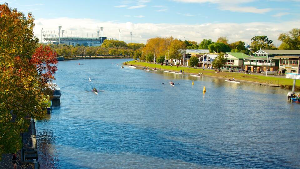 Southbank que inclui caiaque ou canoagem e um rio ou córrego
