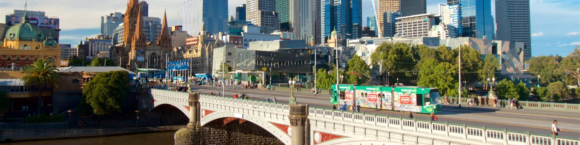 Southbank som visar en Ă„ eller flod, en bro och en skyskrapa