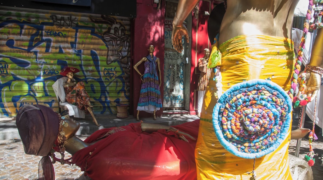Mannequins in their own private drama on the Rue Des Teinturiers "Street of the Dyers", Avignon.
Eclectic, bohemian, and a nice place to stop with a carafe of Chateau Neuf du Pape. #Culture.