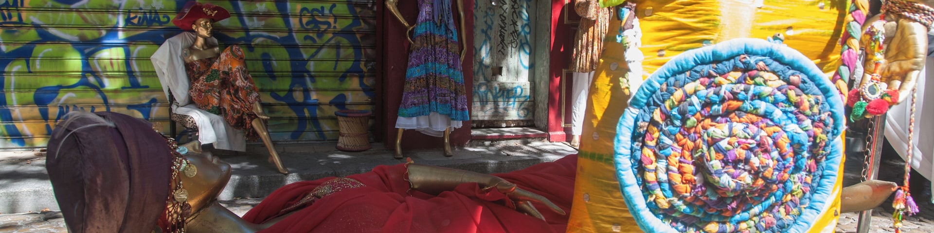 Mannequins in their own private drama on the Rue Des Teinturiers "Street of the Dyers", Avignon.
Eclectic, bohemian, and a nice place to stop with a carafe of Chateau Neuf du Pape. #Culture.