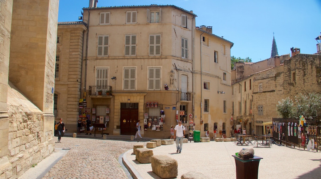 Avignon welches beinhaltet Platz oder Plaza