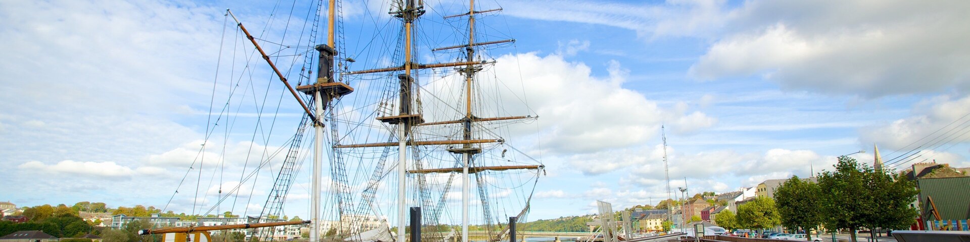 Um navio de grande porte atracado em um cais, com uma ponte ligando ao cais.