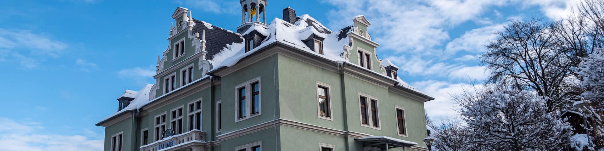 Rathaus von Schönheide im Vogtland im Winter