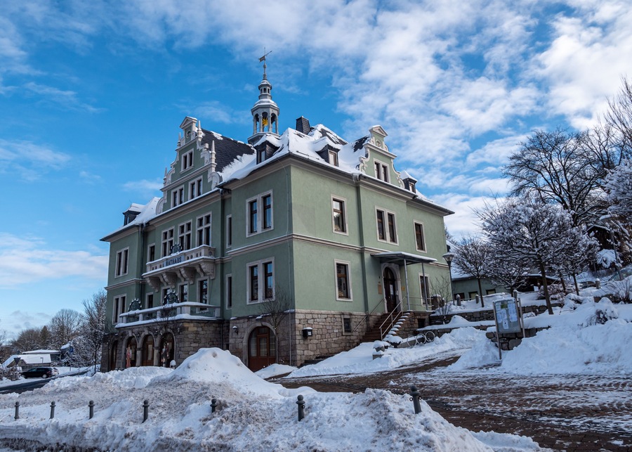 Rathaus von Schönheide im Vogtland im Winter
