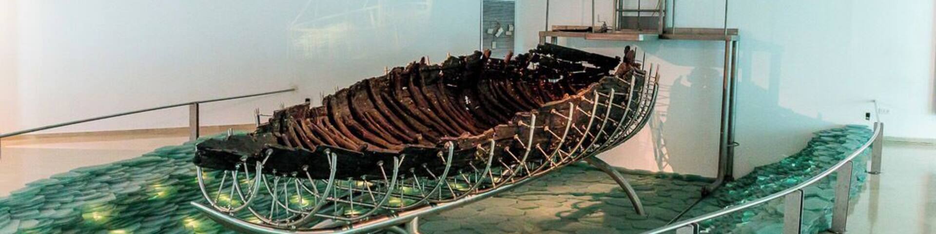 The 1st century boat discovered in mud by Lake Galilee.
This is fascinating to see a boat that existed in the time of Jesus.