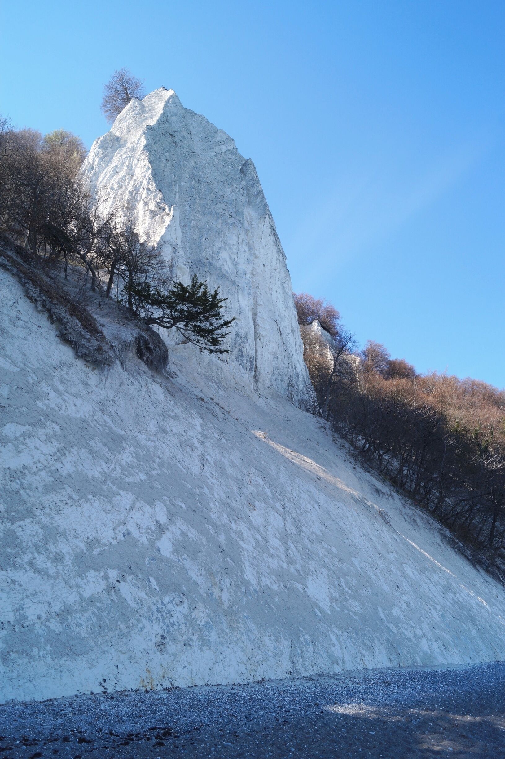 The Königsstuhl ("King's Chair") is the tallest chalk cliff in the Jasmund National Park on Rügen Island. It's a 3km hike from the nearest parking lot. Climb down the stairs to the bottom of the cliff and look out for a Hühnergott (adder stone). These are rocks with a naturally occurring hole in them that are said to have magical powers. #NationalPark