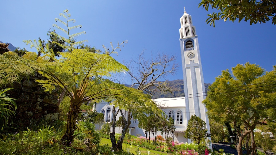 Cilaos showing a church or cathedral and a garden