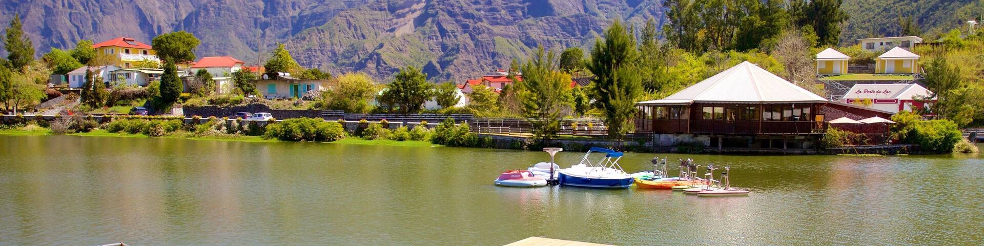Cilaos que incluye un lago o abrevadero y montañas