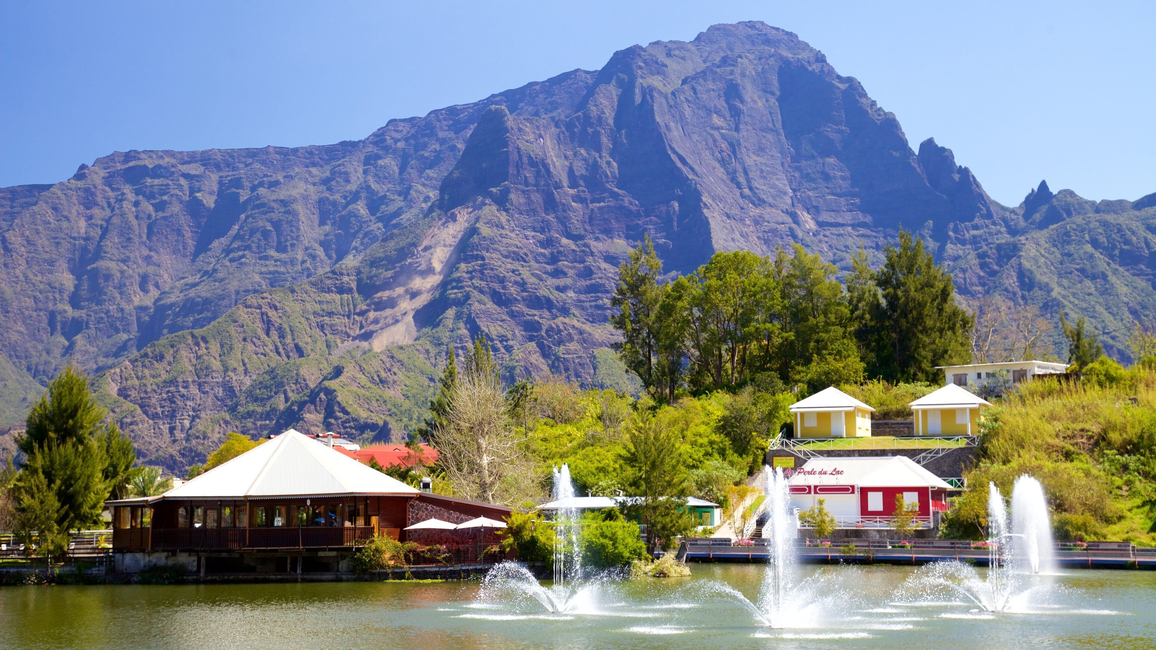 Cilaos que incluye una fuente y montañas