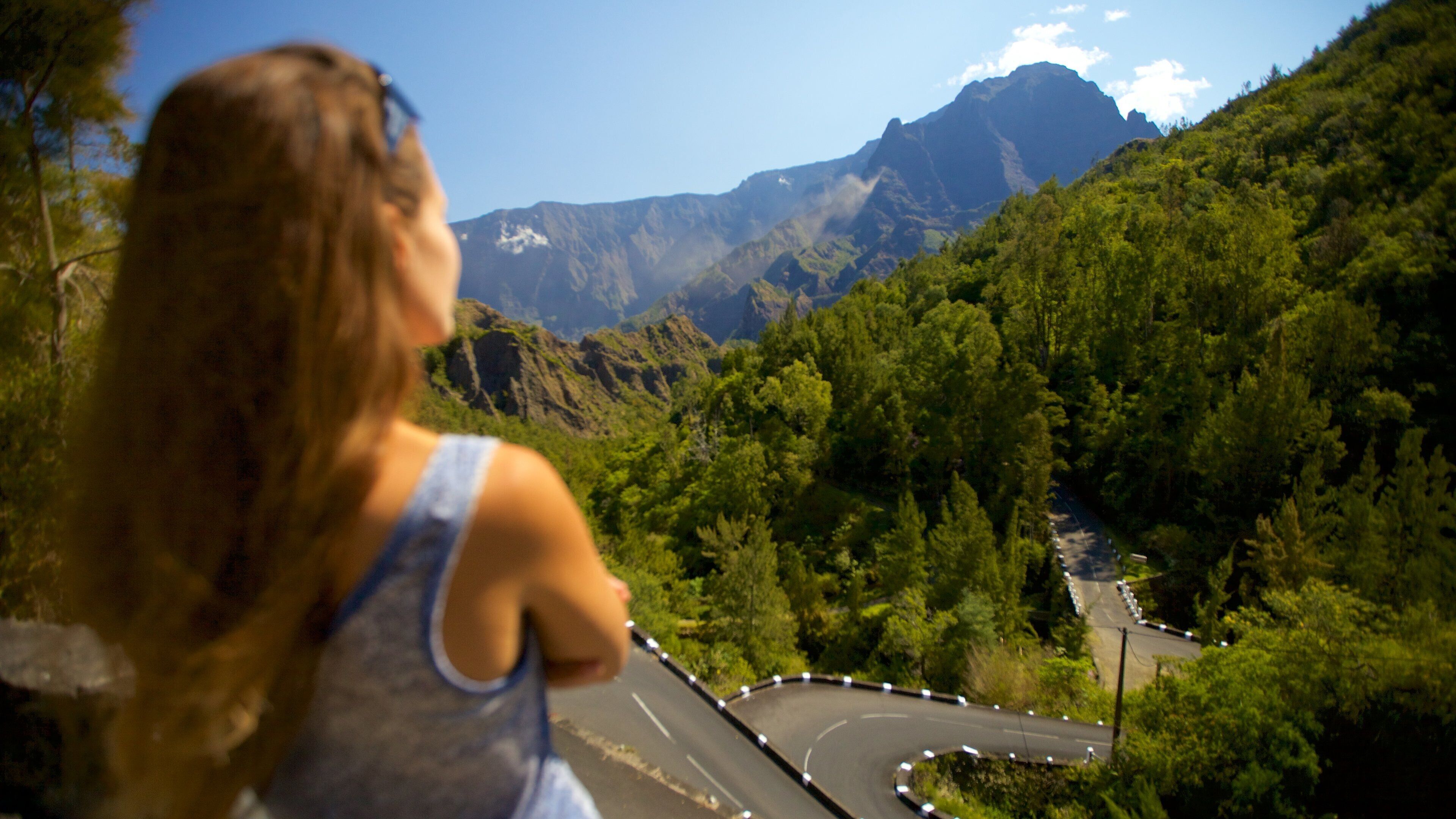 Cilaos que incluye vistas de paisajes y escenas forestales y también una mujer