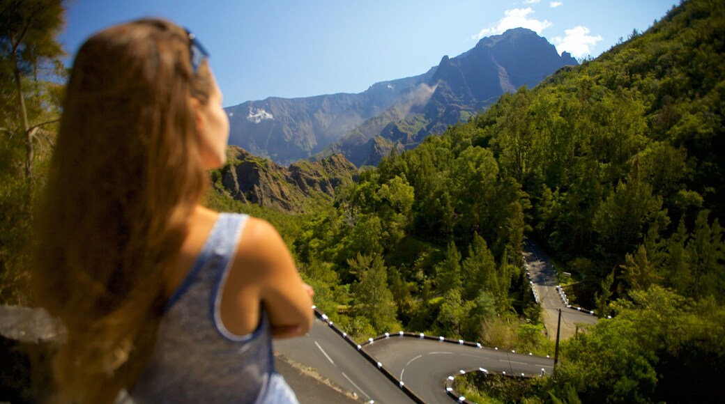 Cilaos que incluye vistas de paisajes y escenas forestales y también una mujer