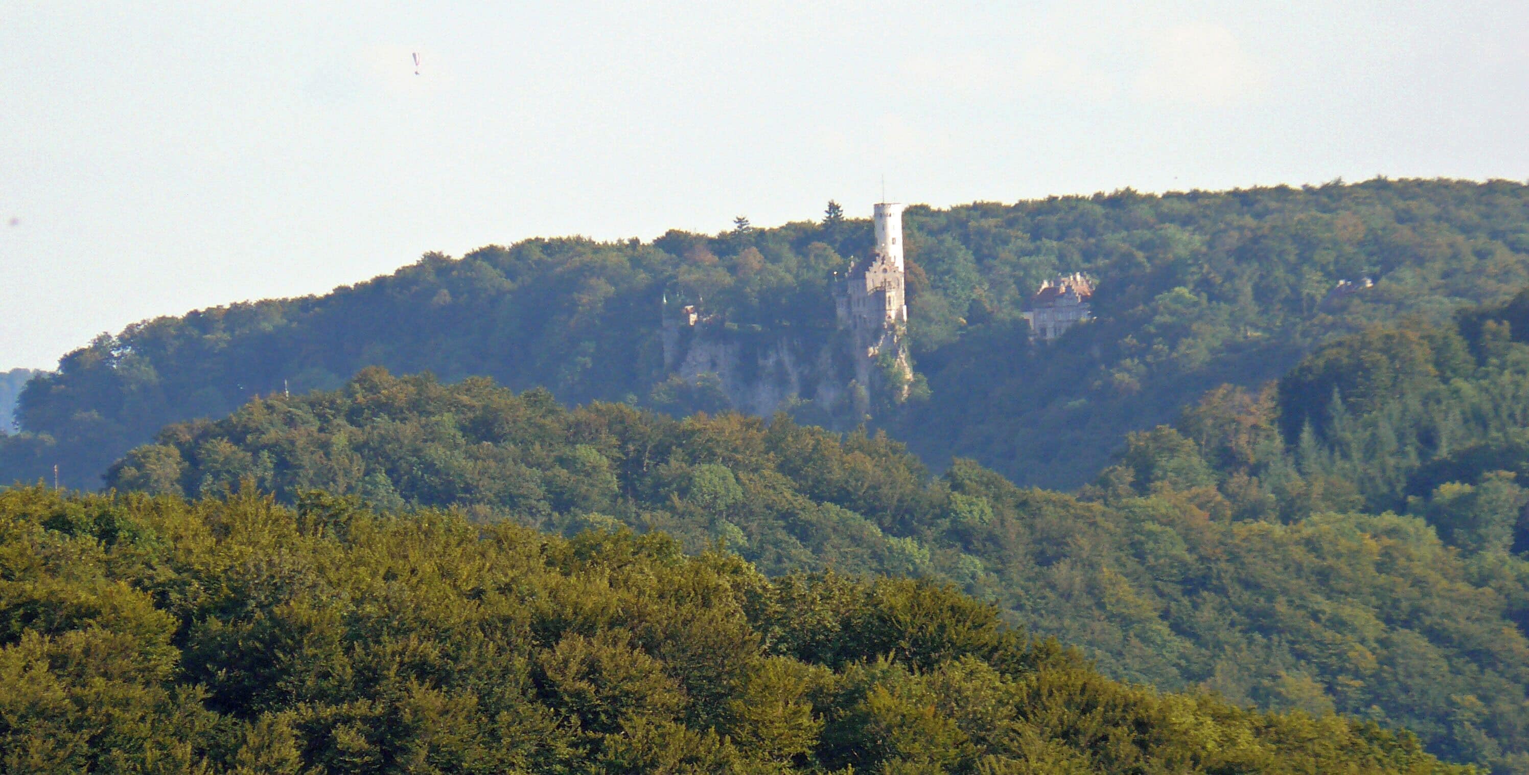 Sicht auf das Schloss Lichtenstein vom Schönbergturm in Pfullingen
