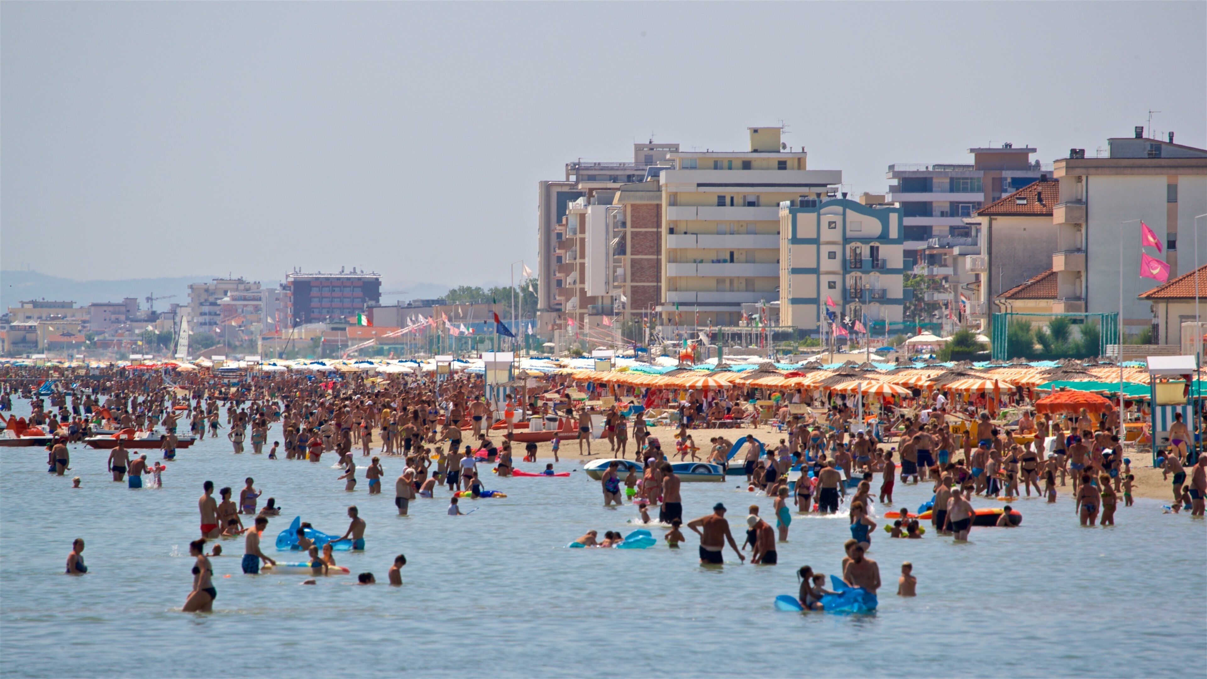 Bellaria-Igea Marina som inkluderer svømming, kyst og kystby
