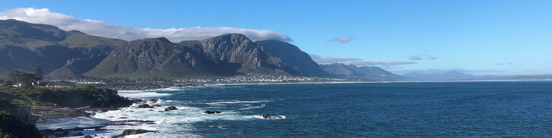 We had a lovely walk along the cliff path with some amazing coastal views - highly recommended if in Hermanus 💙
#blue