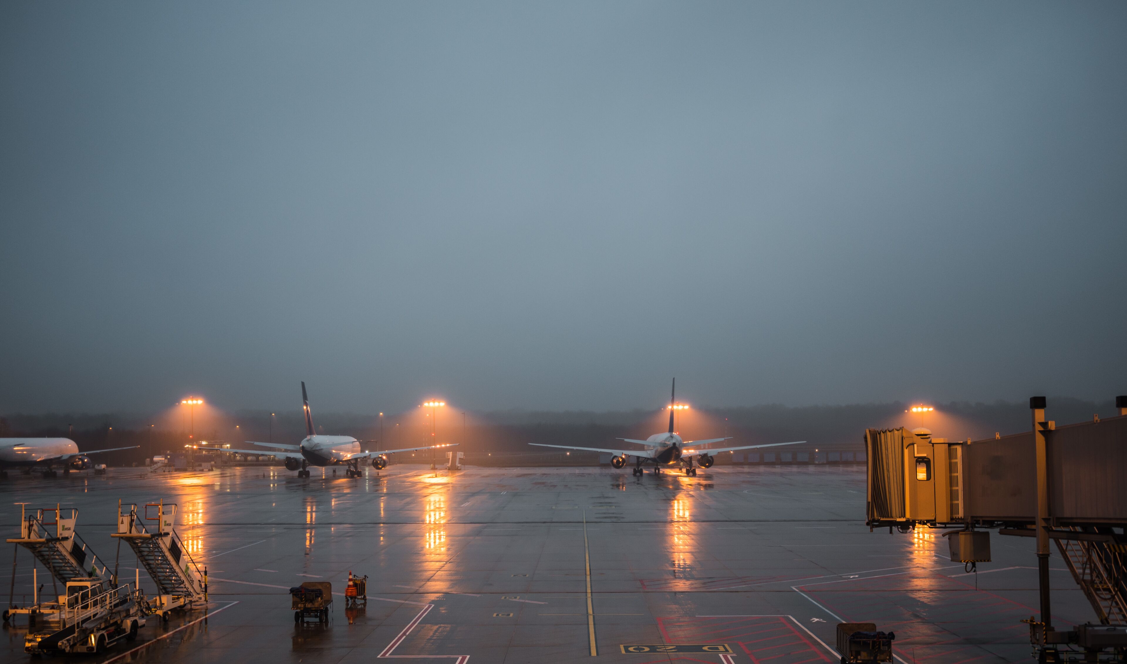planes at the airport a foggy night