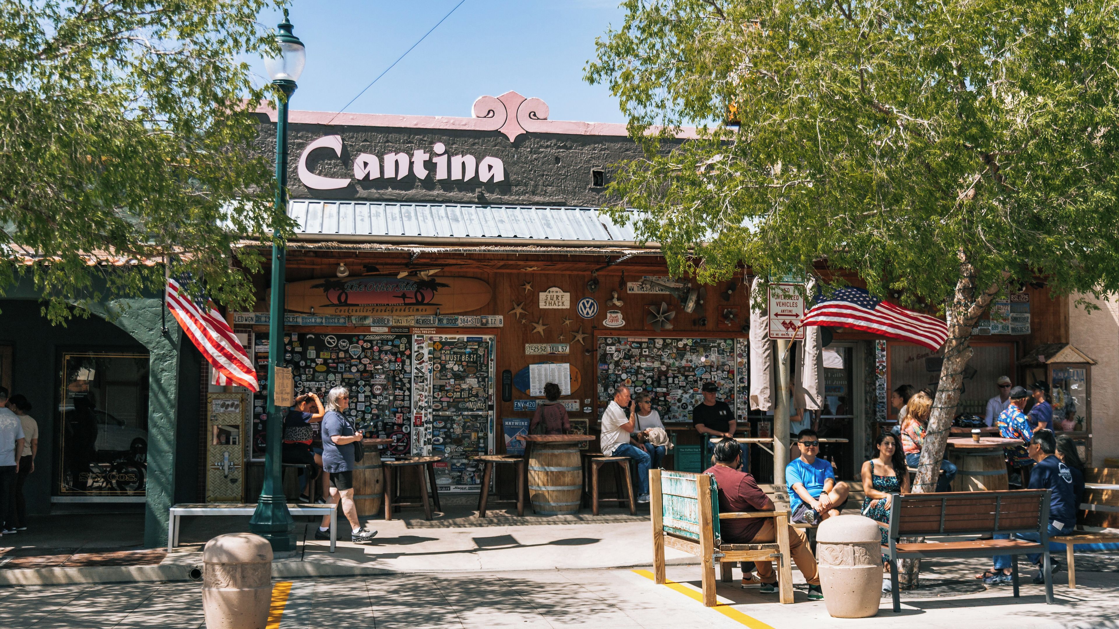 Una cantina con fachada rústica, decorada con varios carteles y recuerdos.