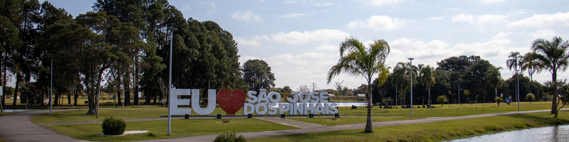 São José dos Pinhais Park with signs, green trees, lake and natural beauty on a beautiful sunny day in São José dos Pinhais, Paraná, Brazil