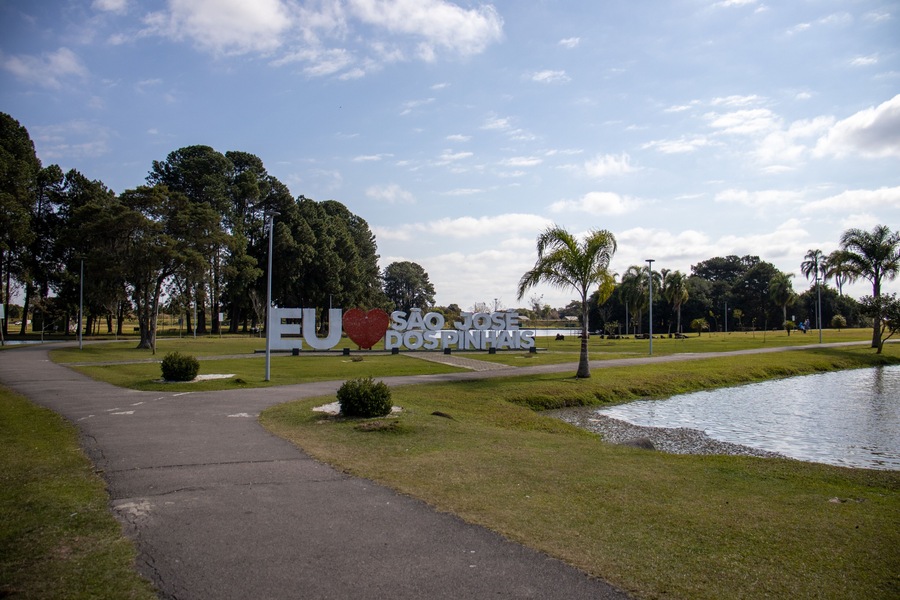 São José dos Pinhais Park with signs, green trees, lake and natural beauty on a beautiful sunny day in São José dos Pinhais, Paraná, Brazil