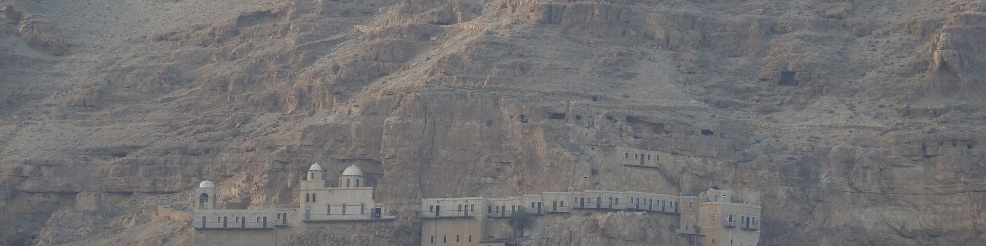 Una fortaleza histórica construida en una ladera rocosa.
