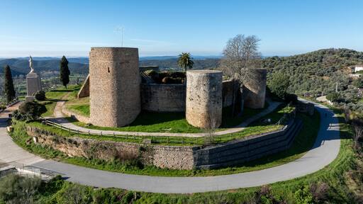 vista del castillo de Constantina en la provincia de Sevilla, España