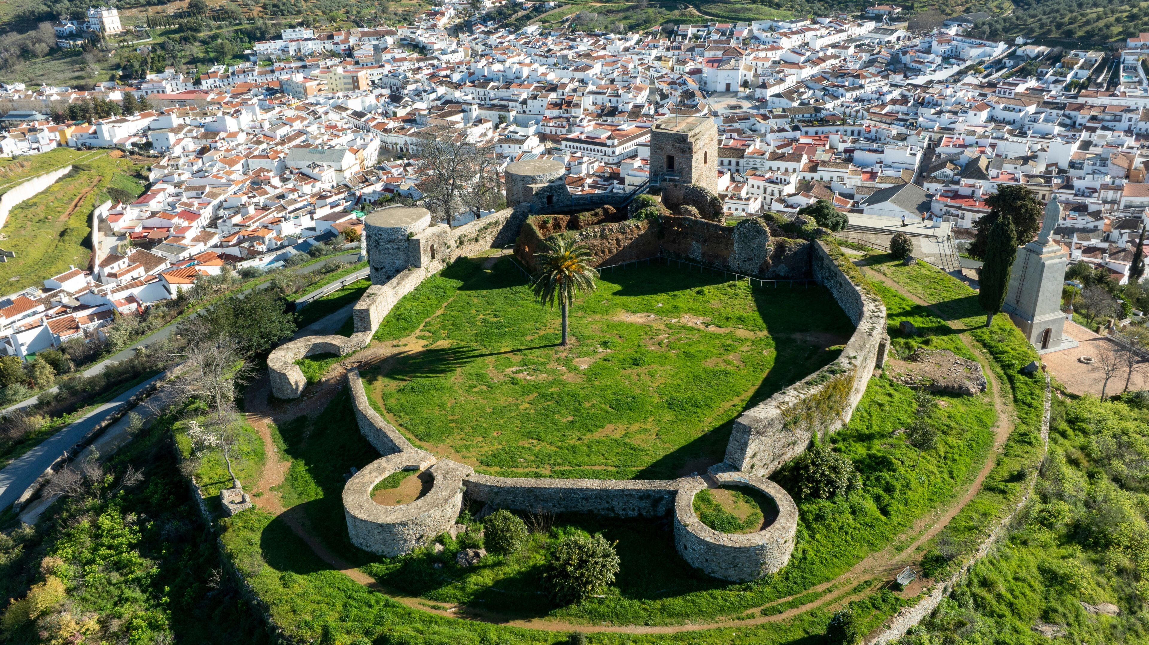 vista aérea del municipio de Constantina y su castillo en la provincia de Sevilla, España