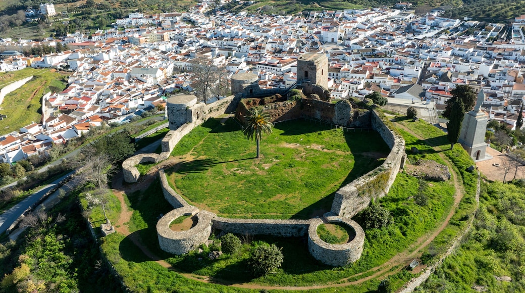 vista aérea del municipio de Constantina y su castillo en la provincia de Sevilla, España