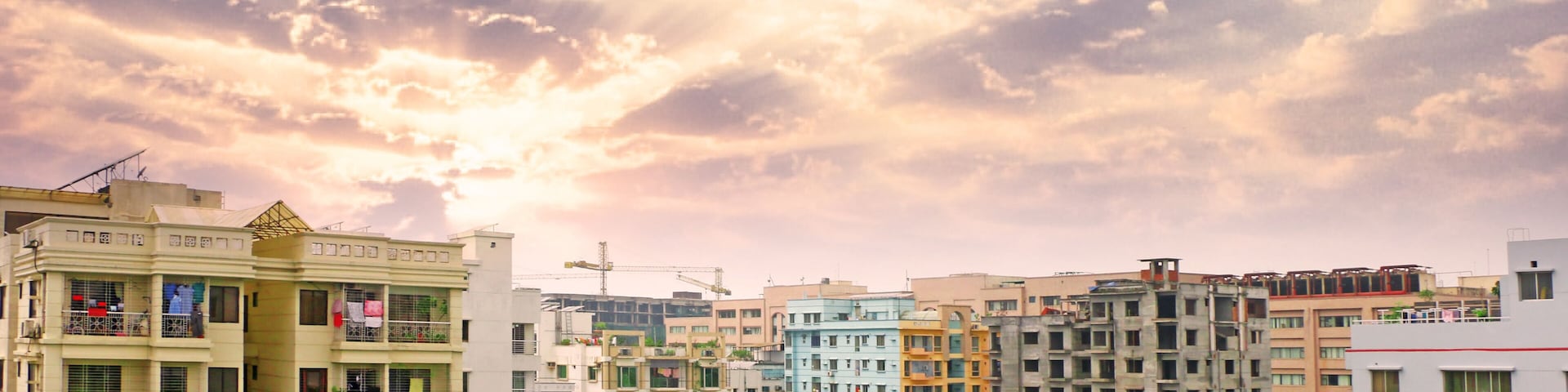 Un paisaje urbano con edificios residenciales de varios pisos bajo un cielo nublado.