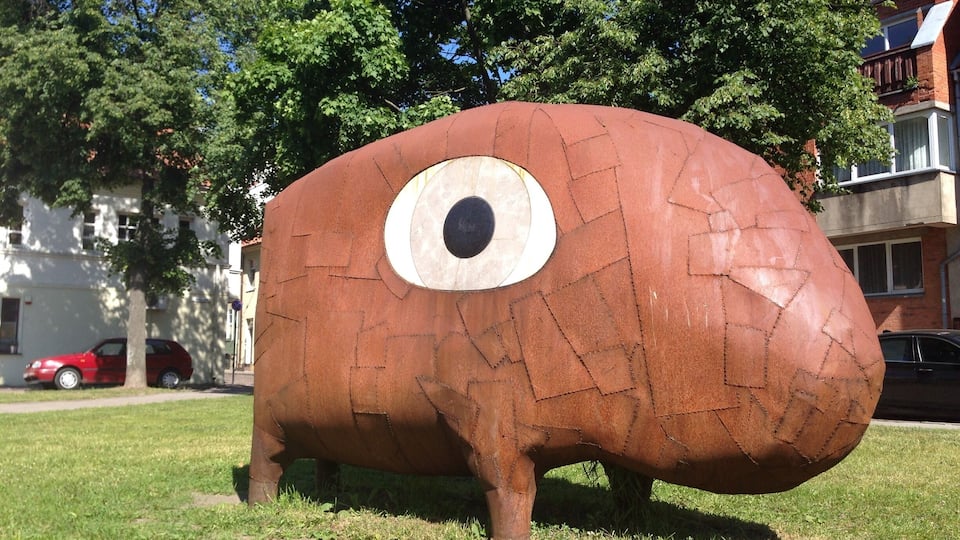 If you are into sculptures, memorials and street art (among other things), Lithuania is your country of choice for a vacation. Most towns have a sculpture park with at least an explanation in Lithuation what the work of art is all about.
Discovered this one in a small park, but missed the explanation. Check out the size of this...? Is it a (mega)dog? The one eyed cow? Or just a children's playground?
