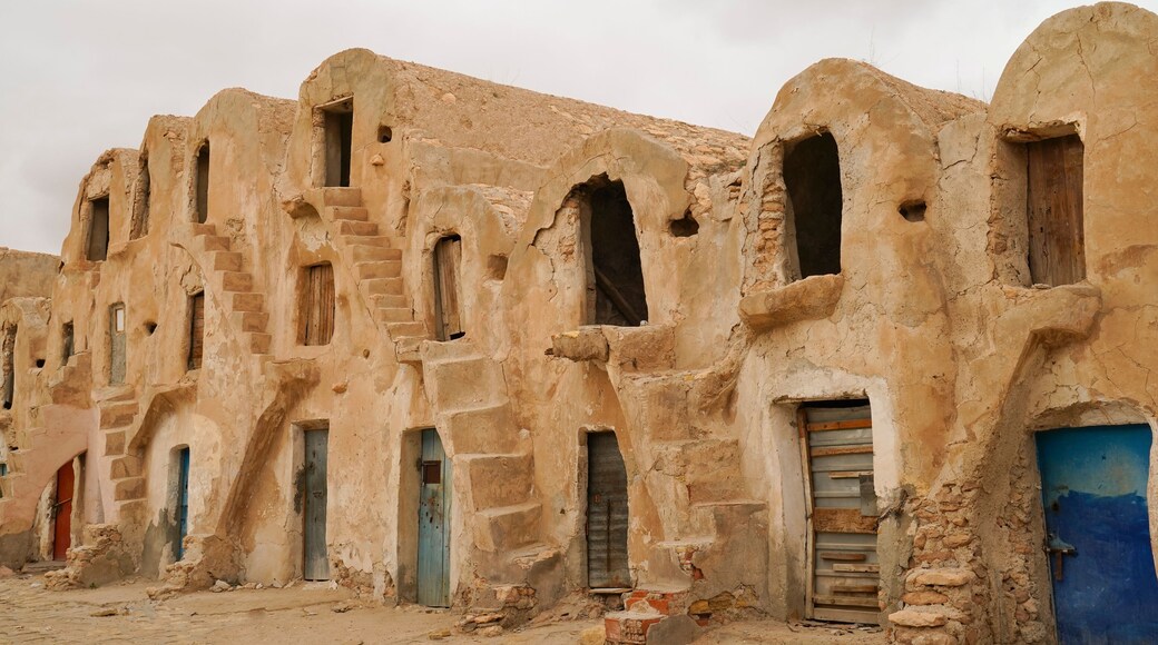 Ksar Ouled Brahim,Medeninetipico villaggio fortificato Berbero composto da granai e abitazioni costruiti all'interno di un muro di cinta difensivo.