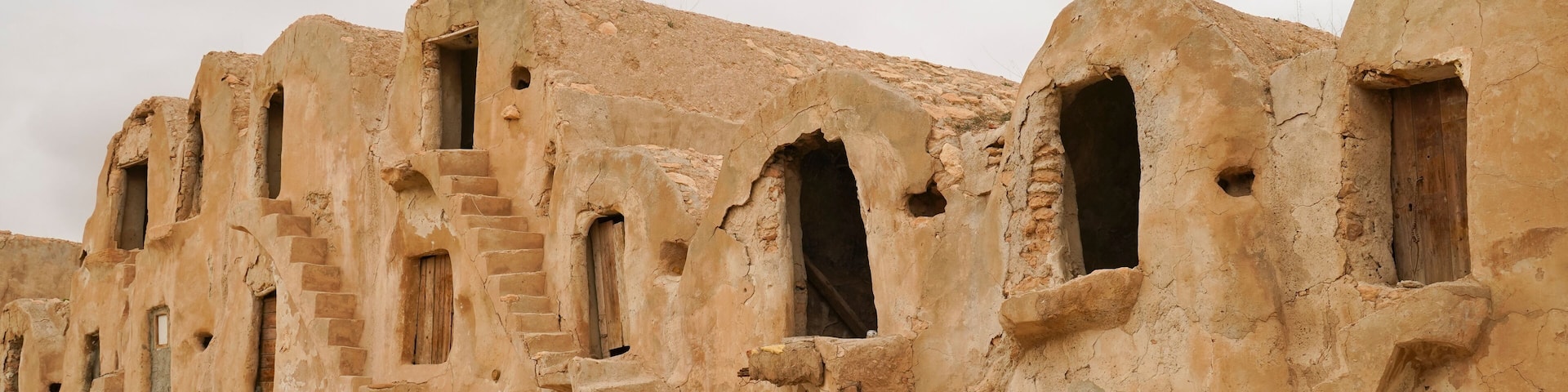 Ksar Ouled Brahim,Medeninetipico villaggio fortificato Berbero composto da granai e abitazioni costruiti all'interno di un muro di cinta difensivo.