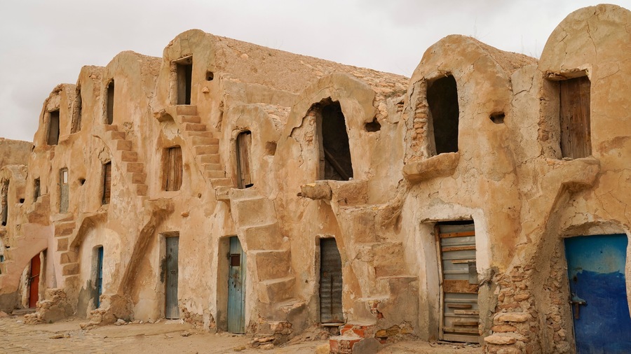 Ksar Ouled Brahim,Medeninetipico villaggio fortificato Berbero composto da granai e abitazioni costruiti all'interno di un muro di cinta difensivo.