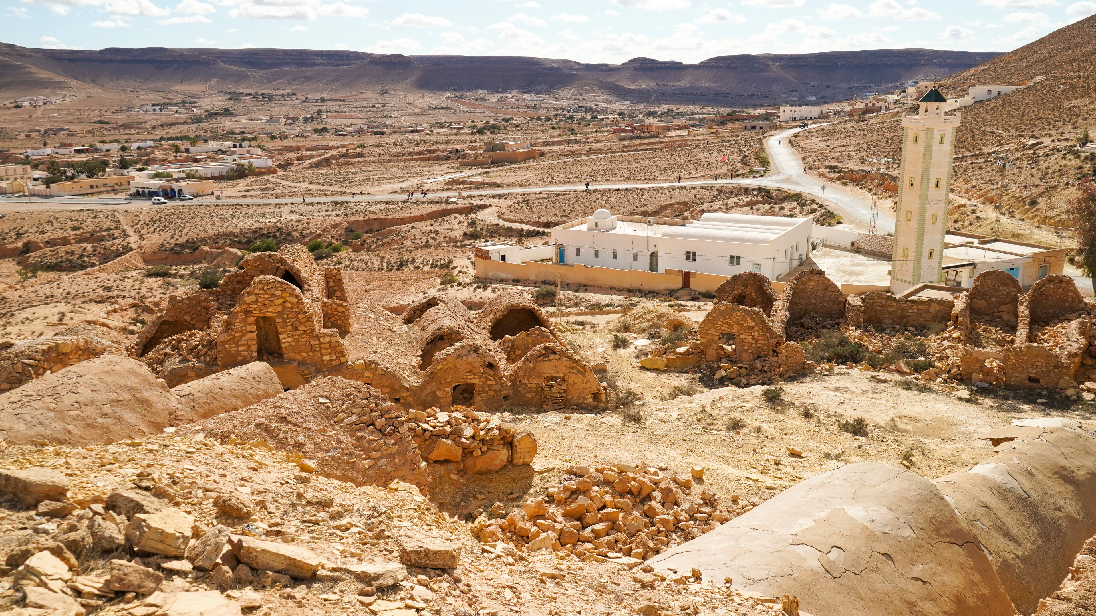 Ksar Jra, resti del tipico villaggio fortificato Berbero composto da granai e abitazioni costruiti all'interno di un muro di cinta difensivo ormai in rovina.Tatoaine, Tunisia