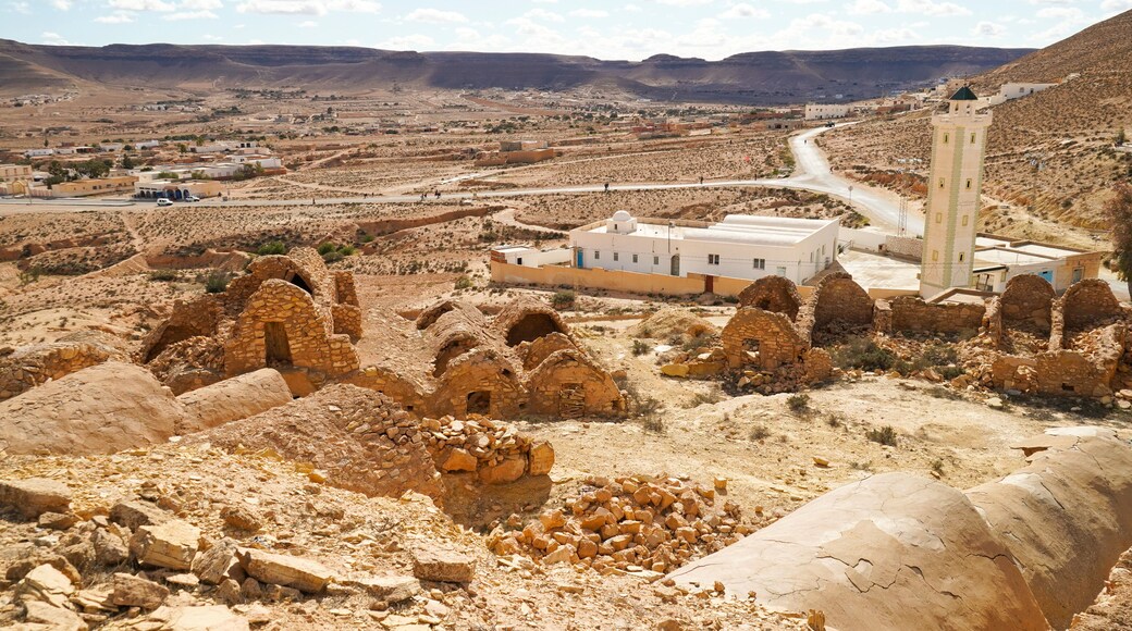 Ksar Jra, resti del tipico villaggio fortificato Berbero composto da granai e abitazioni costruiti all'interno di un muro di cinta difensivo ormai in rovina.Tatoaine, Tunisia