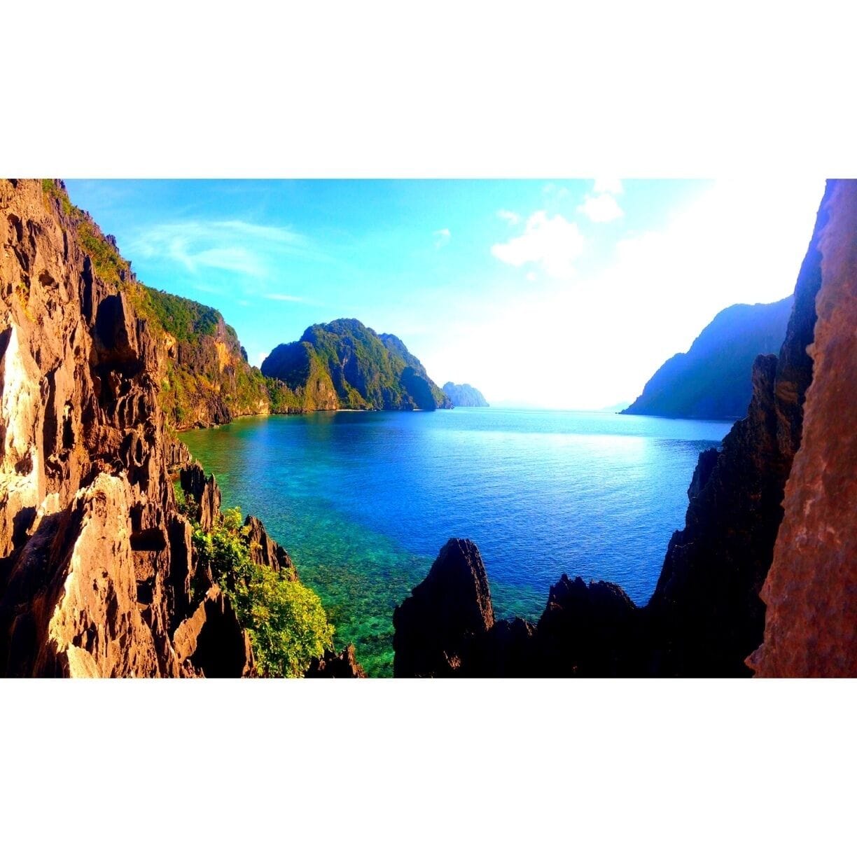 Matinloc Island, El Nido, Palawan.
It's a good stopover for a glimpse of an "aerial" view of the bay. It was a 15 min climb up a ragged cliff. The view over the top is truly amazing. 