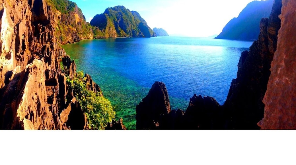 Matinloc Island, El Nido, Palawan.
It's a good stopover for a glimpse of an "aerial" view of the bay. It was a 15 min climb up a ragged cliff. The view over the top is truly amazing.