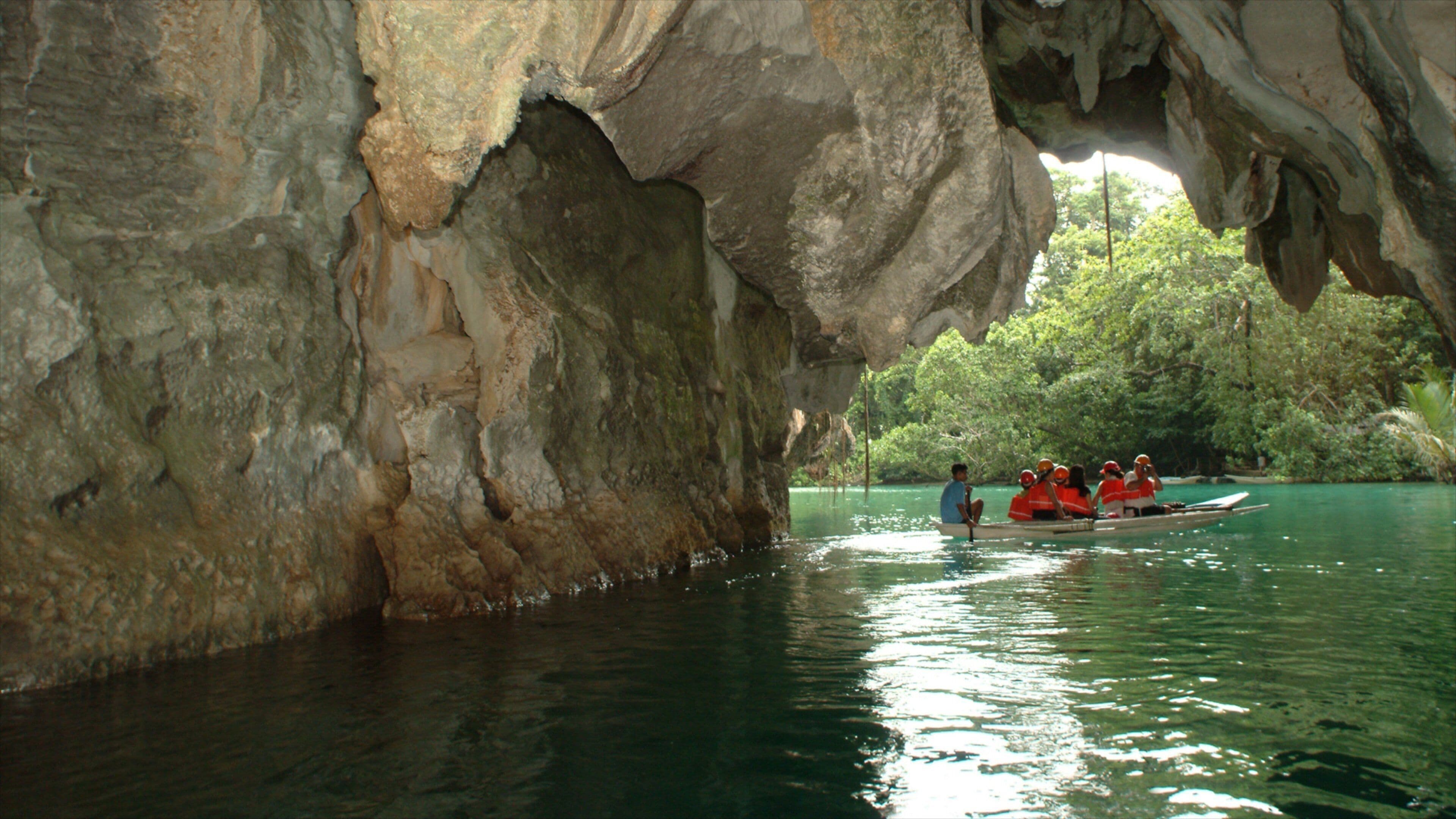 パラワン どの含み カヤックあるいはカヌー と 洞窟