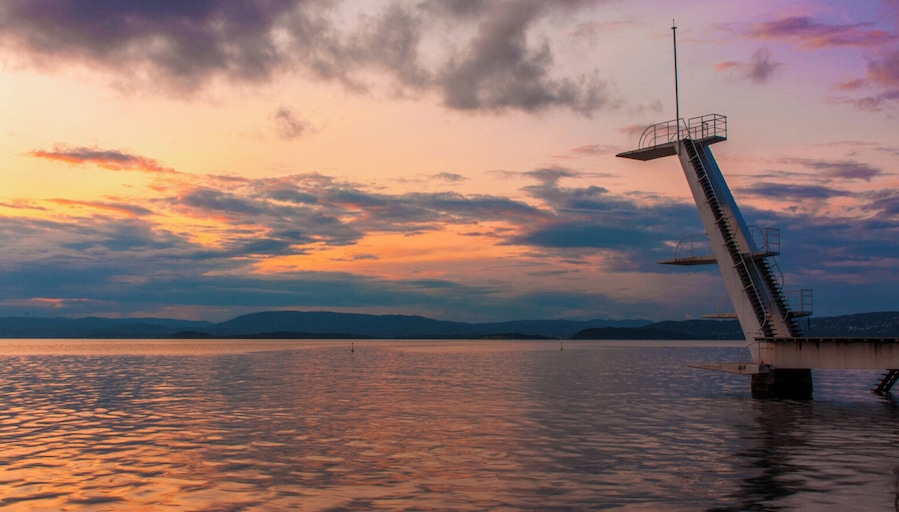 Ingierstrand, a popular beach 15 km or so southeast of the city centre in Oslo. You can get there by bus or by car. The highest level on this diving platform is 10 m. It's also a great place for cod fishing.