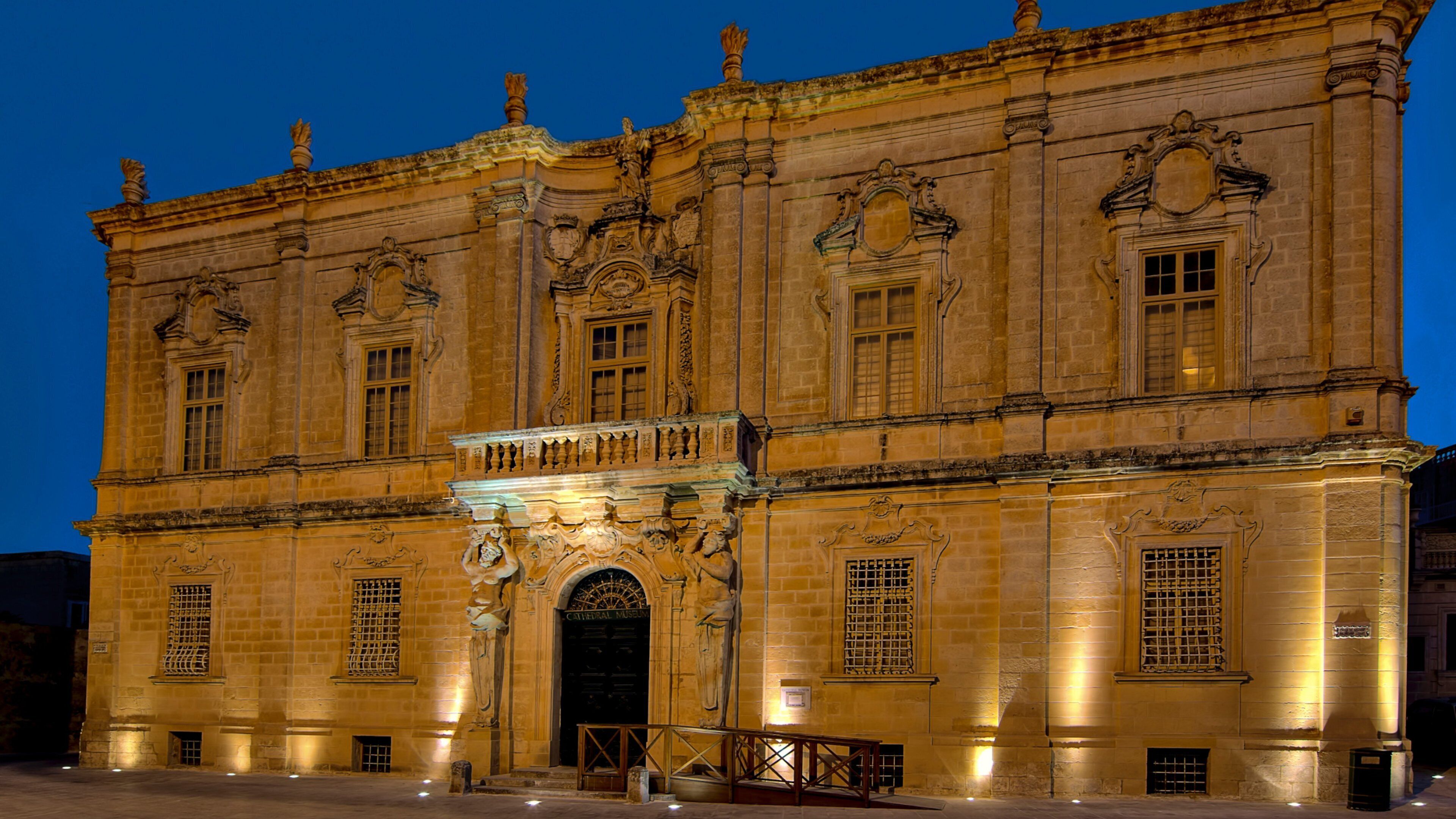 Mdina que incluye escenas nocturnas y patrimonio de arquitectura