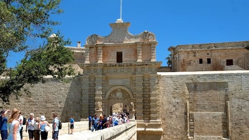 As a typical walled city, Mdina's immense ancient ramparts give the town a fairy-tale charm. Known as the Cittadella, the town's fortifications date back to the Medieval Period when the city was ruled by the Arabs and Normans.
The town's elegant Main Gate, designed by de Mondion, was built in 1724 in splendid Baroque style. It is an excellent example of Baroque design. The escutcheon bears a coat of arms, and statues of growling lions stand proudly in the front of the gate. Enter this dramatic doorway to leave the 21st century behind.