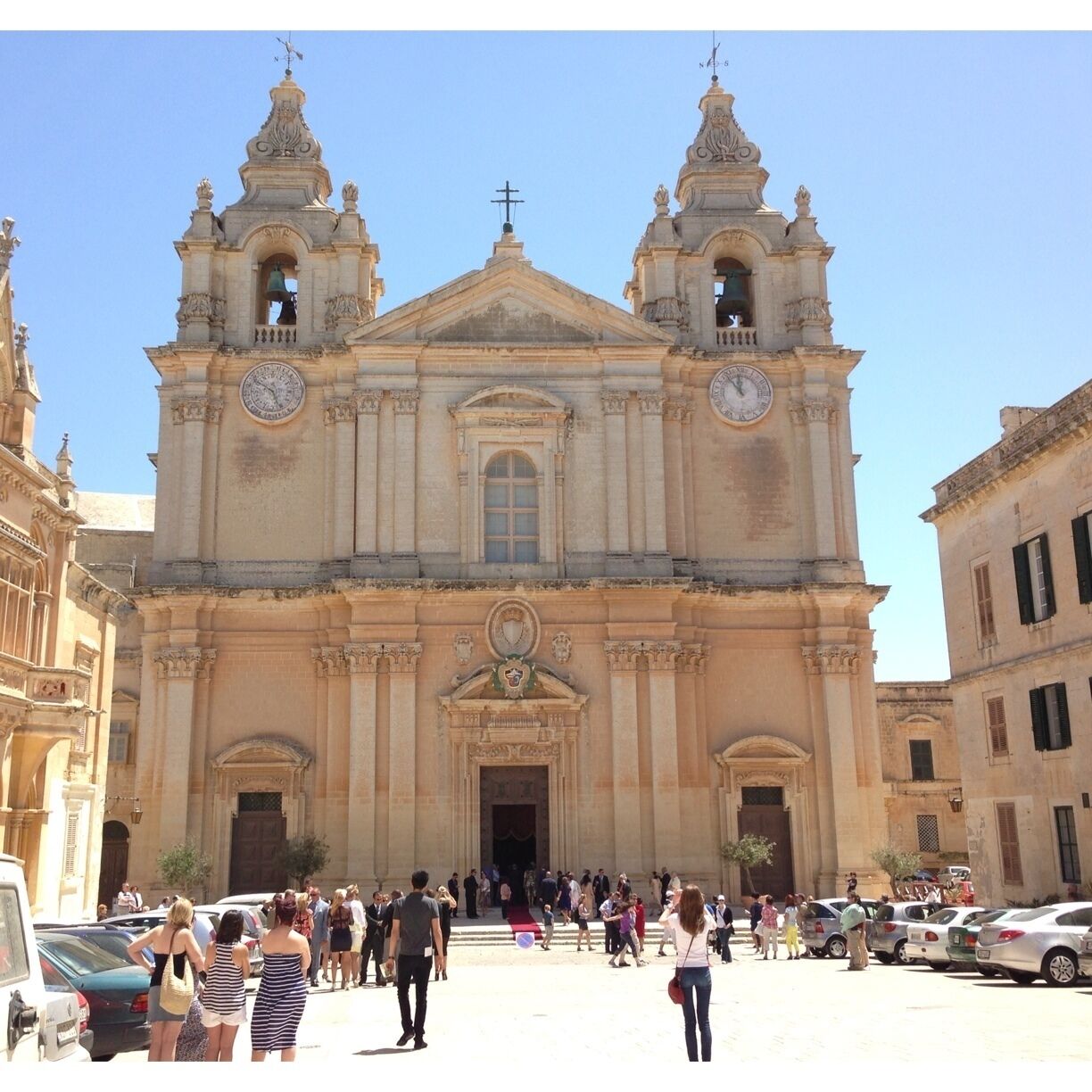 Una iglesia histórica con dos campanarios y una entrada central.
