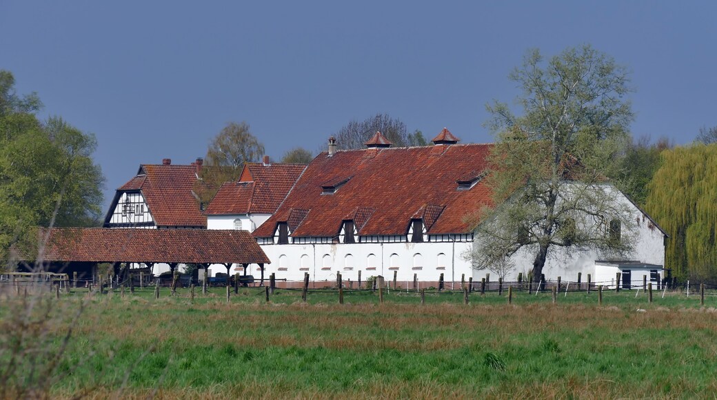 Gut Lohne 24, 30916 Isernhagen: Die Domäne Burgwedel-Lohne wurde 1896 von Gerhard Hoyermann gekauft und in Gut Lohne umbenannt. Er ließ bis 1902 die verschiedenen zum Gut gehörenden Gebäude errichten. Dazu gehören Wirtschaftsgebäude wie hier der ehemalige Kuhstall und Wohnhäuser.