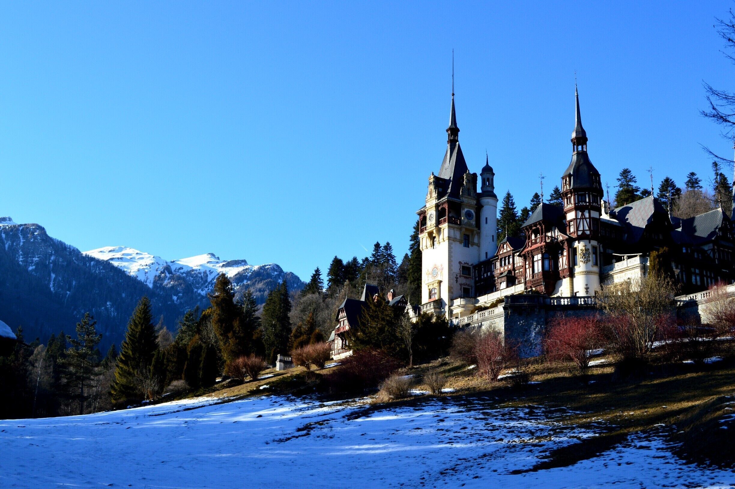 Peleș Castle is a Neo-Renaissance castle in the Carpathian Mountains, near Sinaia, in Prahova County, Romania, on an existing medieval route linking Transylvania and Wallachia, built between 1873 and 1914. Its inauguration was held in 1883. It was constructed by King Carol I. #Blue
#BestOfMyTown