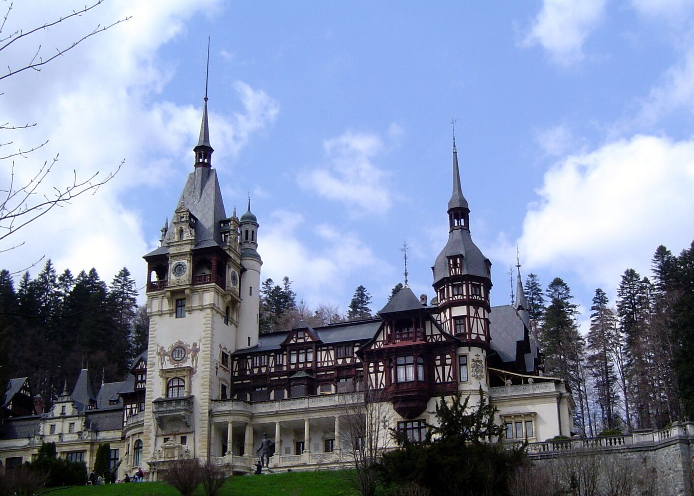 Peleș Castle is a Neo-Renaissance castle in the Carpathian Mountains, near Sinaia, in Prahova County, Romania, on an existing medieval route linking Transylvania and Wallachia, built between 1873 and 1914.
#blue