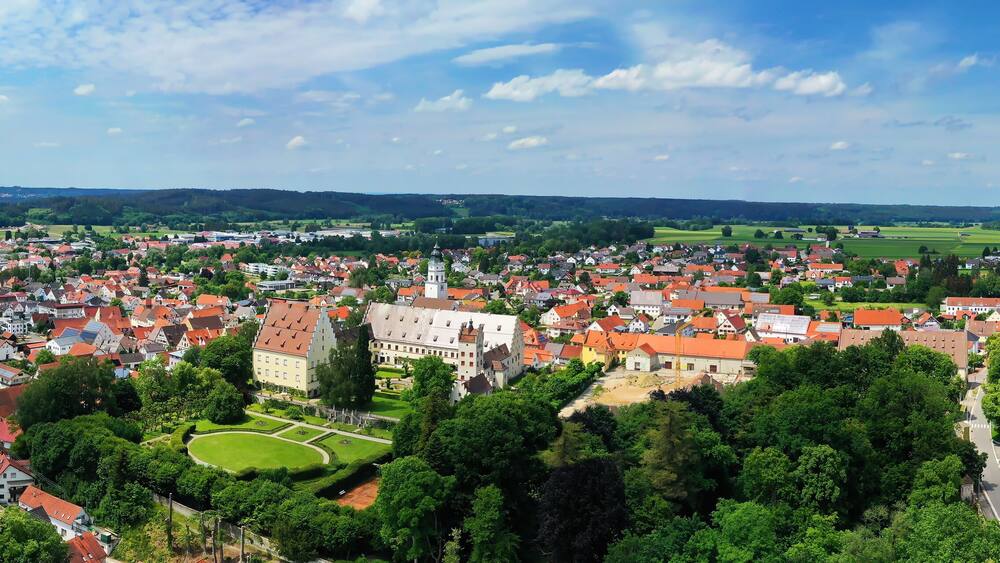 Luftaufnahme von Babenhausen bei schönem Wetter am Fuggerschloss
